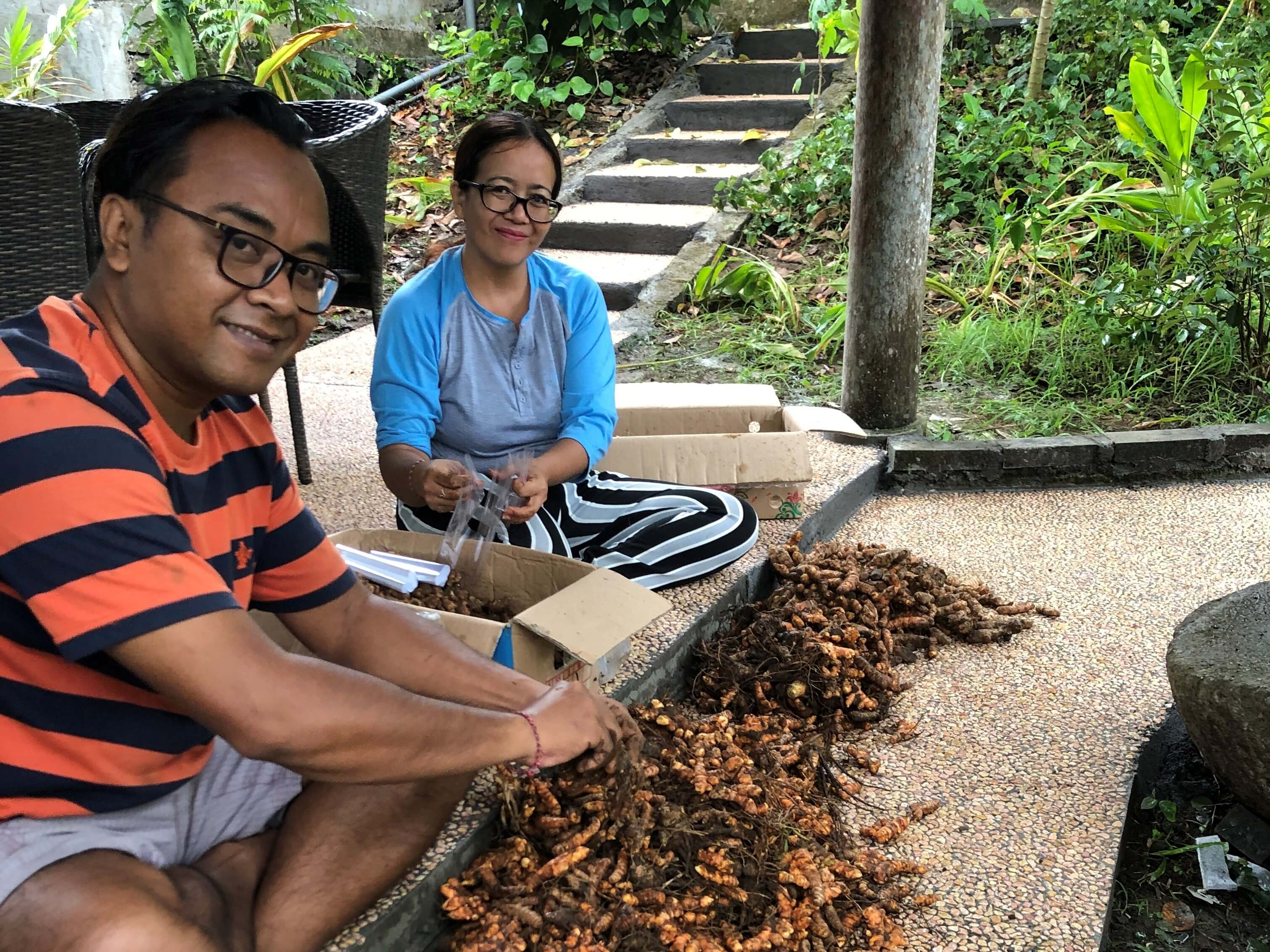 utu, Arry's wife (left) and Wayan prepare and pack more food for Feed Bali's distribution runs. Photo courtesy of Tresna Bali Cooking School