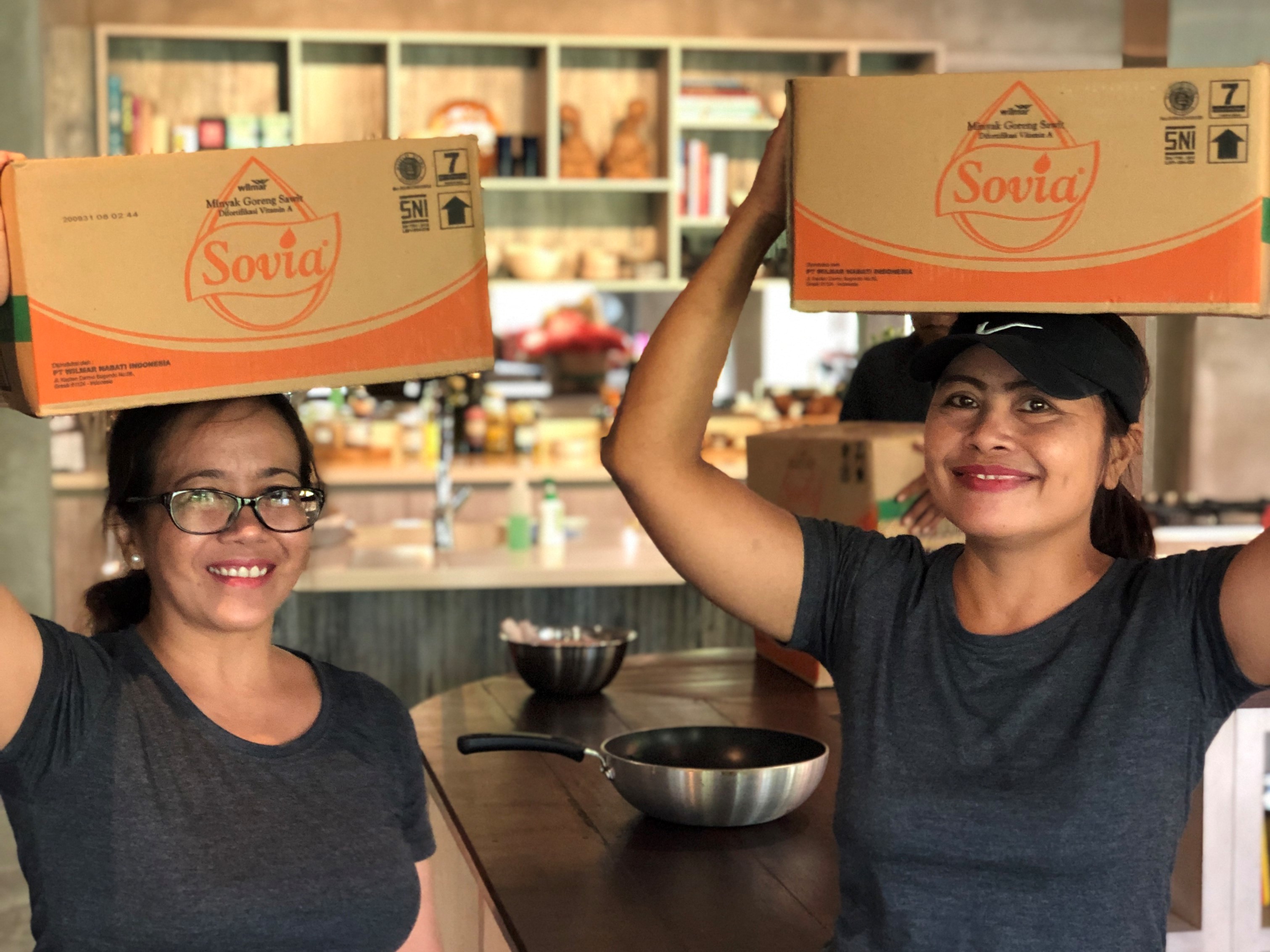 utu, Arry's wife (left) and Wayan prepare and pack more food for Feed Bali's distribution runs. Photo courtesy of Tresna Bali Cooking School